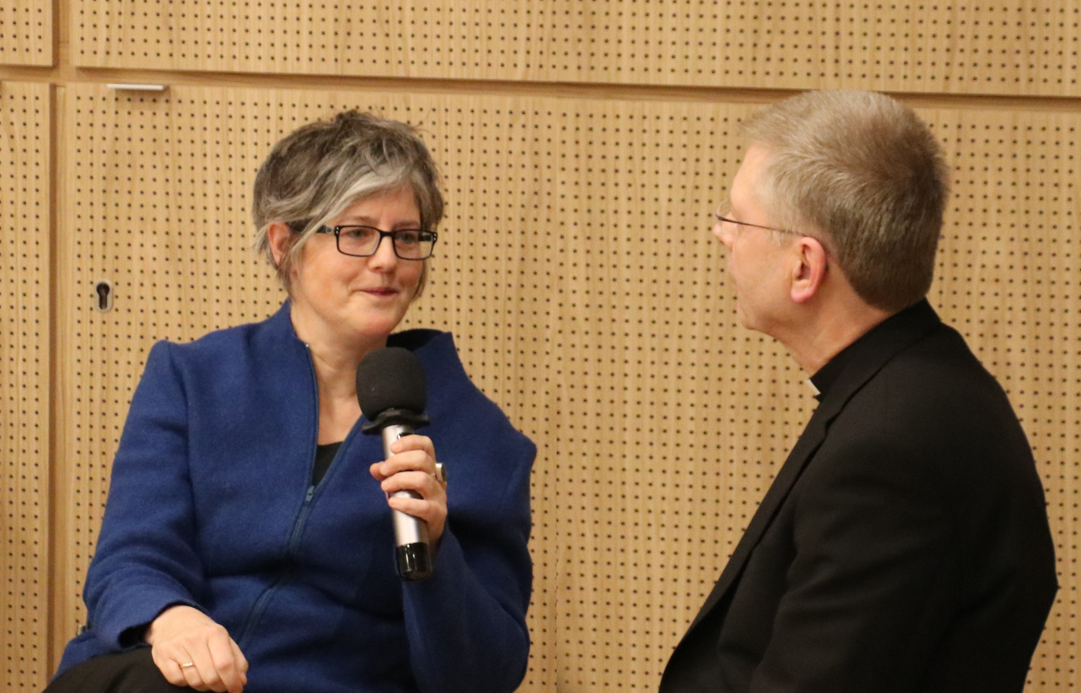 Birgit Mock (ZdK) und Weihbischof Dr. Stefan Zekorn im Gespräch