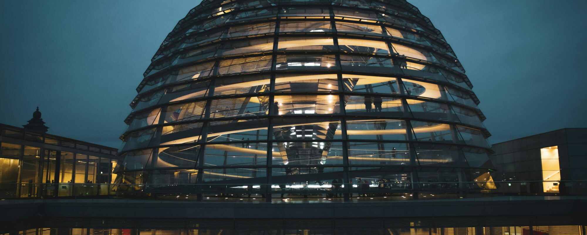 Kuppel des Reichstagsgebäudes am Abend