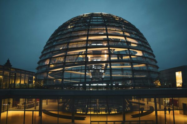 Kuppel des Reichstagsgebäudes am Abend