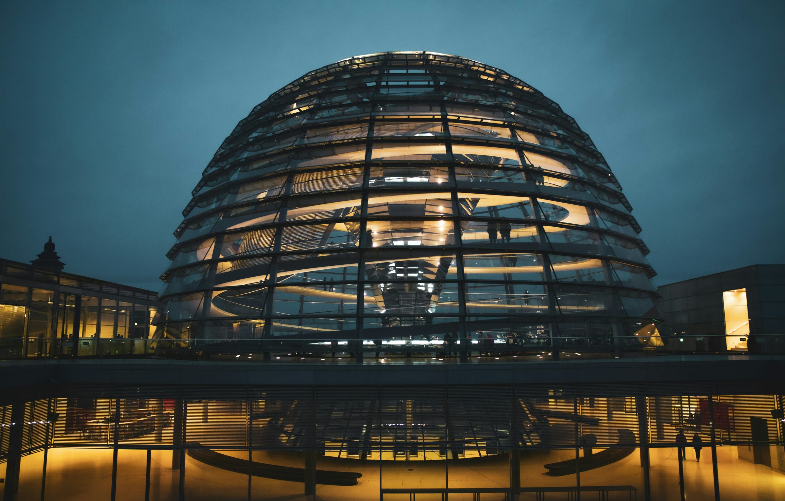 Kuppel des Reichstagsgebäudes am Abend