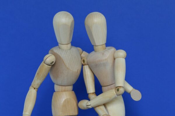 Symbolbild: geschlechtslose Holzpuppen, die sich umarmen