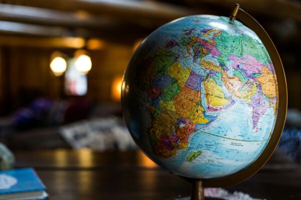 Bild eines Globus, man sieht die verschiedenen Kontinente