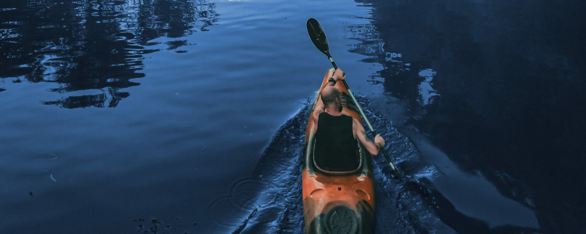 Person in Kanu auf einem Fluss