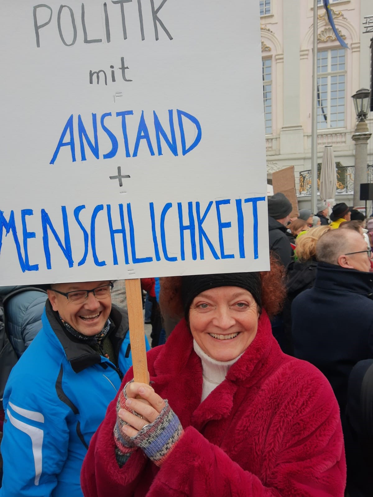 Personen demonstrieren für Demokratie