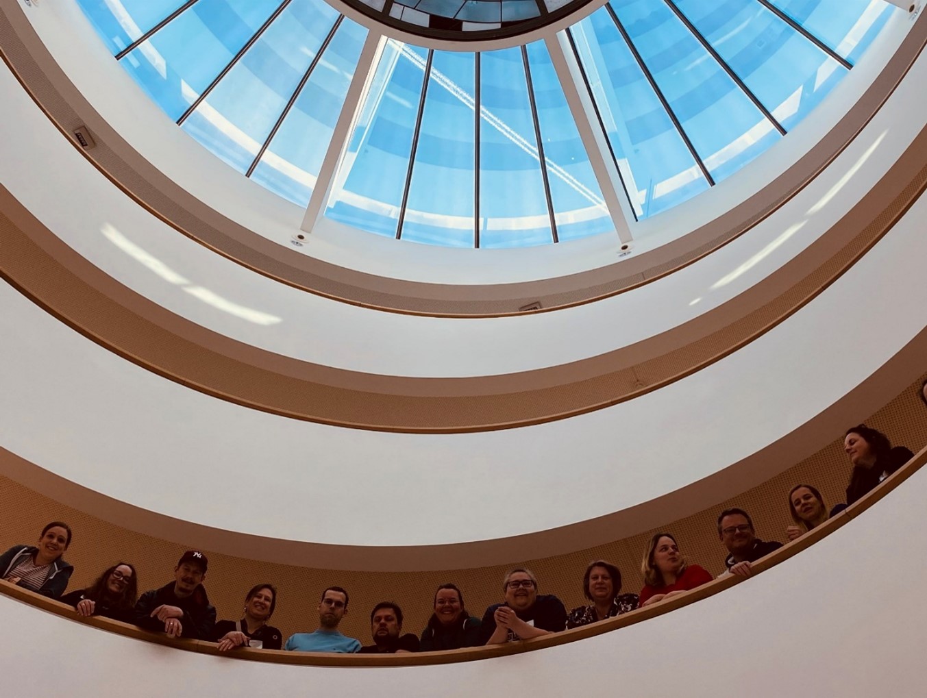 Menschen stehen am Geländer einer Rotunde