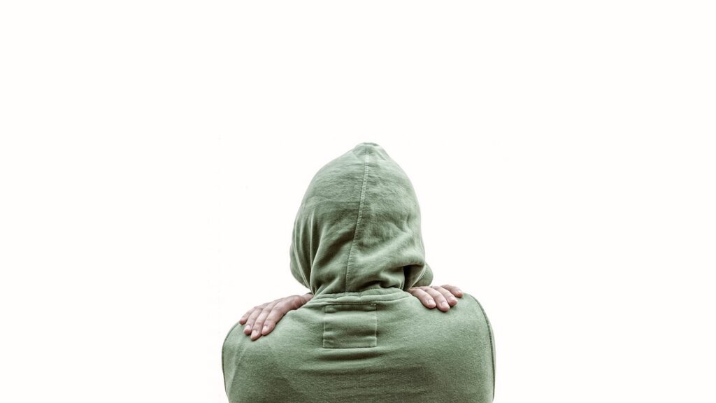 Foto einer Person in grüner Jacke von hinten