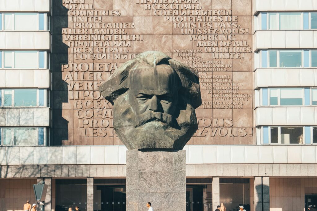 Bild einer Steinbüste des Karl-Marx-Monuments in Chemnitz