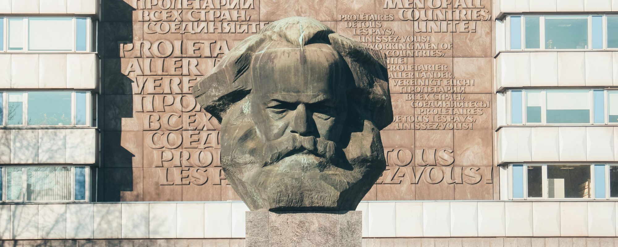 Bild einer Steinbüste des Karl-Marx-Monuments in Chemnitz