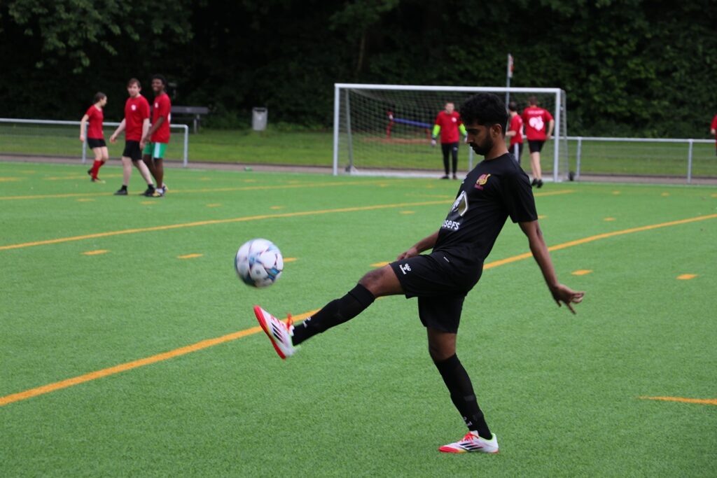 Fußballspieler mit Ball