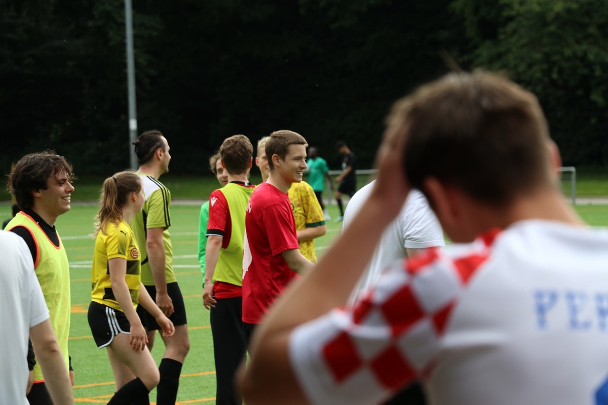 viele Fußballspieler*innen auf dem Platz